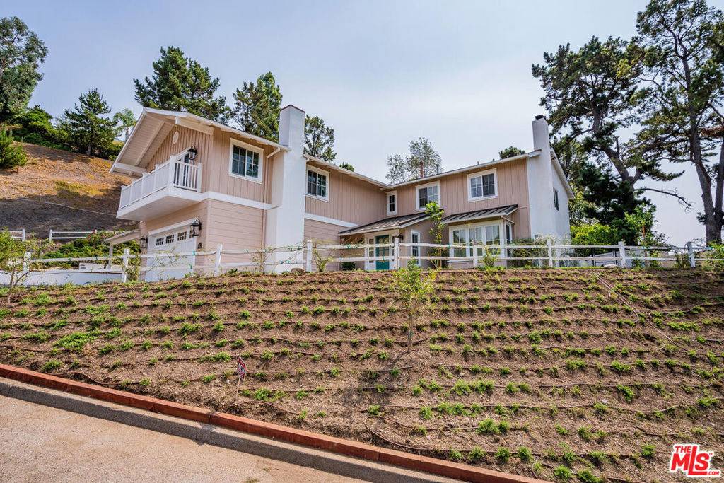Los Angeles, CA 90077,10821 Savona RD