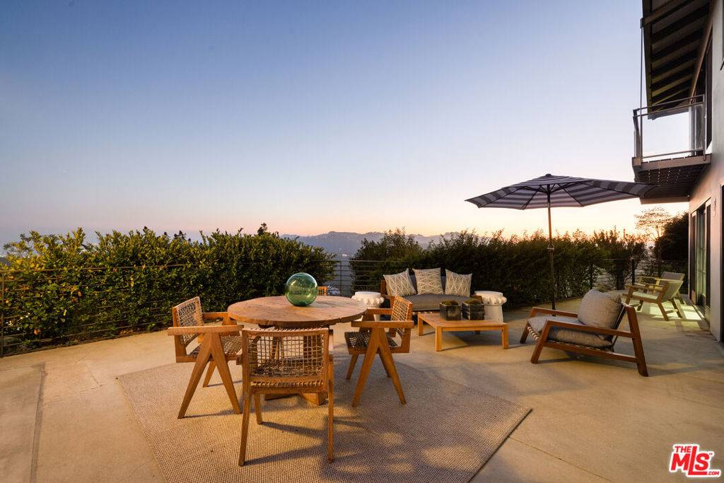 Los Angeles, CA 90068,6300 Mulholland HWY