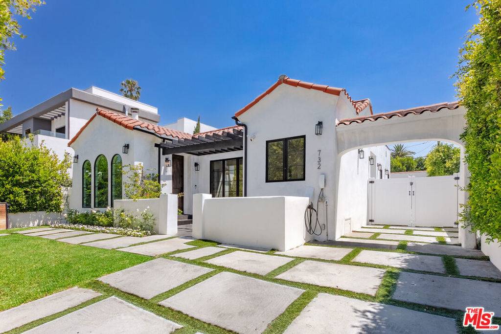 Los Angeles, CA 90038,732 N Cherokee AVE