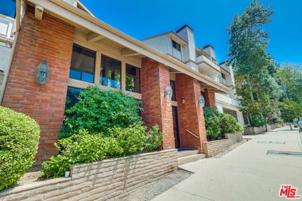 Los Angeles, CA 90068,3480 Barham BLVD #226