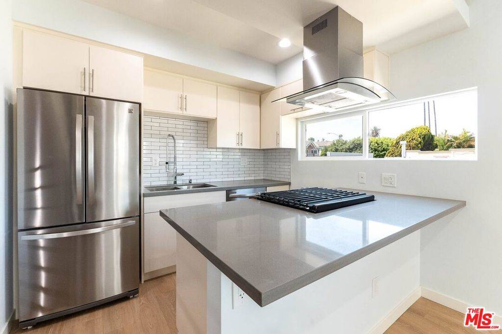 Los Angeles, CA 90038,756 N Ridgewood PL