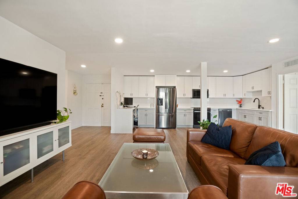Encino, CA 91316,5215 Balboa BLVD #101