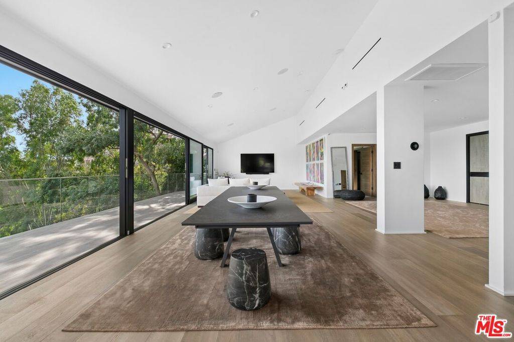 Los Angeles, CA 90077,11010 Chalon RD