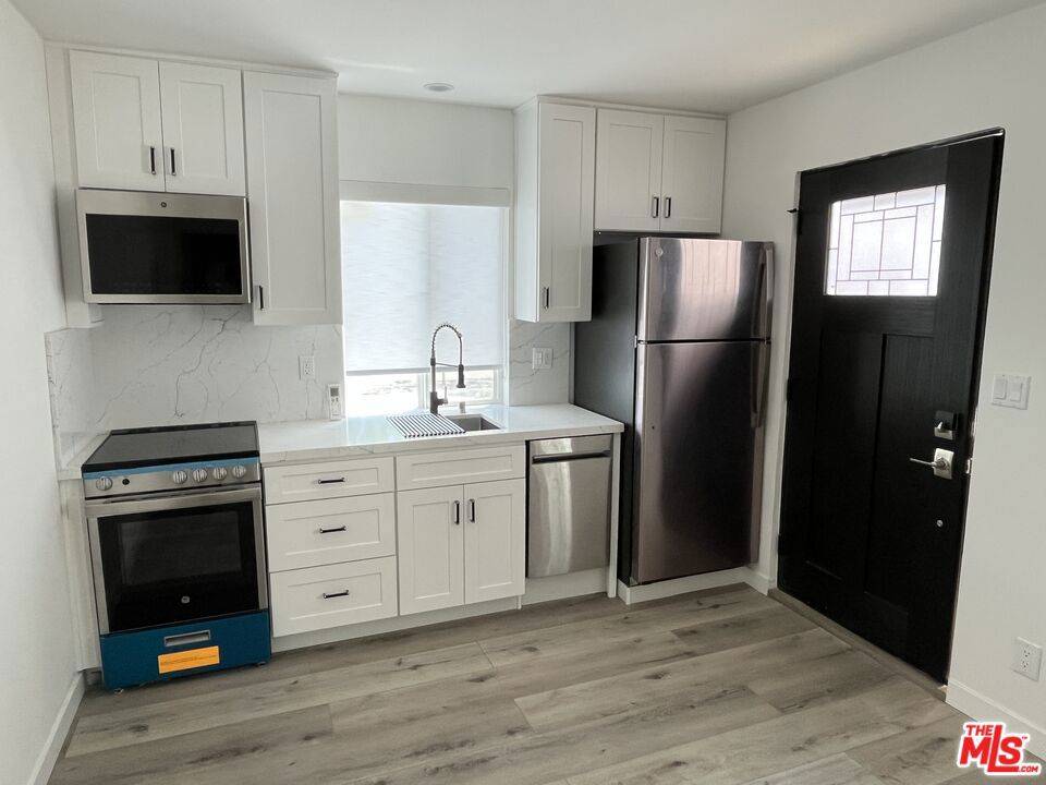 Encino, CA 91316,5901 1/2 Encino Ave.