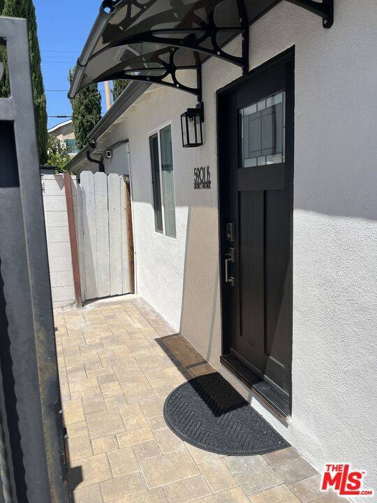 Encino, CA 91316,5901 1/2 Encino Ave.