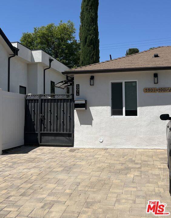 Encino, CA 91316,5901 1/2 Encino Ave.