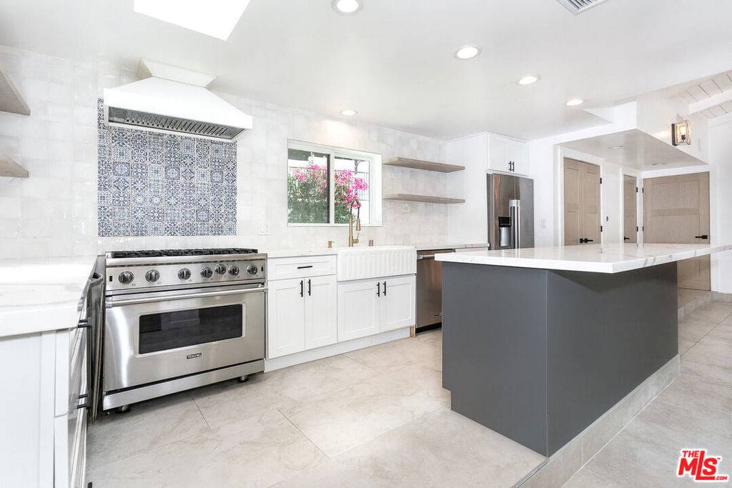 Encino, CA 91436,16733 Oak View DR
