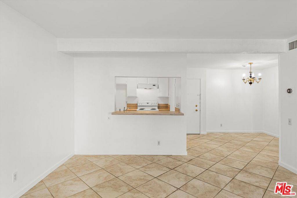 Encino, CA 91316,5460 White Oak AVE #A105