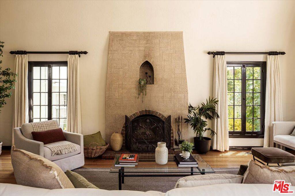 Los Angeles, CA 90027,2064 Ames ST