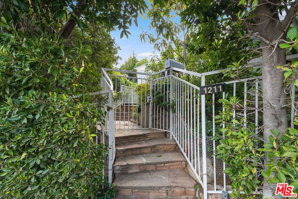 West Hollywood, CA 90069,1211 Hilldale AVE