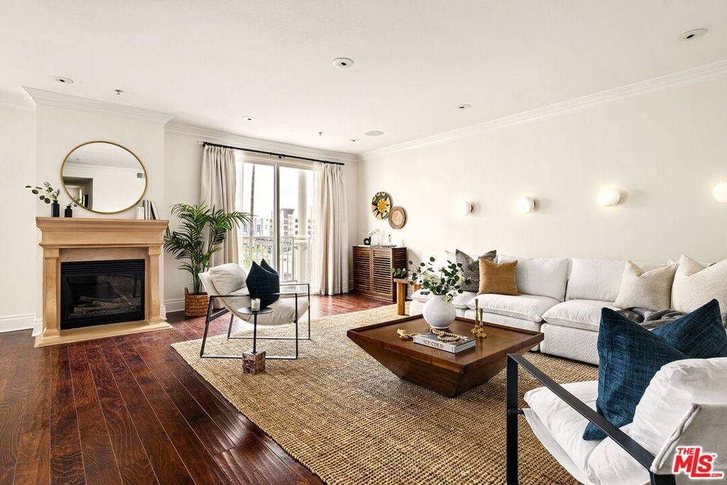 Los Angeles, CA 90038,1023 Wilcox AVE #301