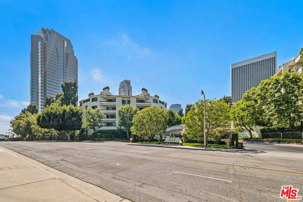 Los Angeles, CA 90067,2132 Century Park LN #103