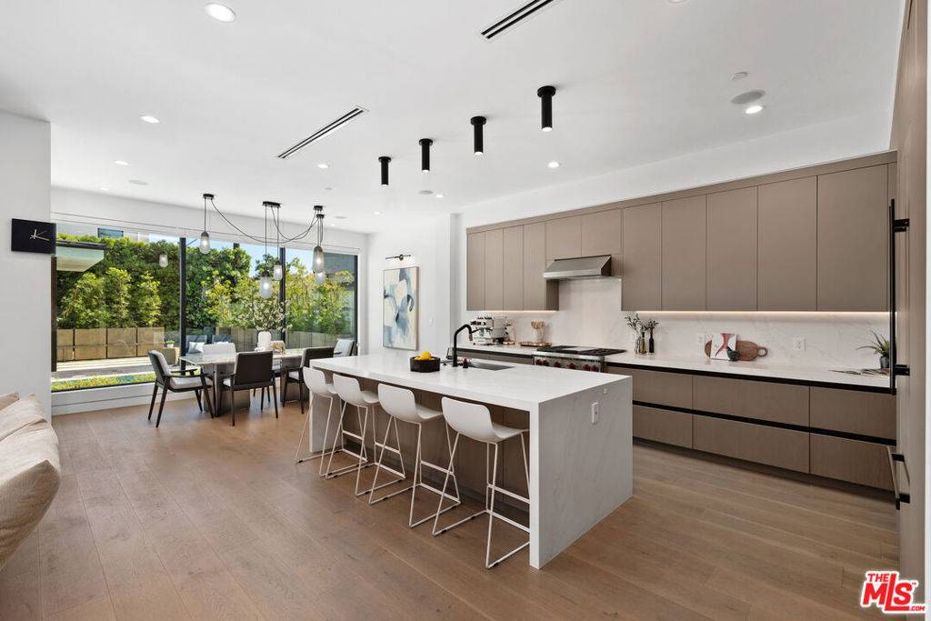 Los Angeles, CA 90046,714 N La Jolla AVE