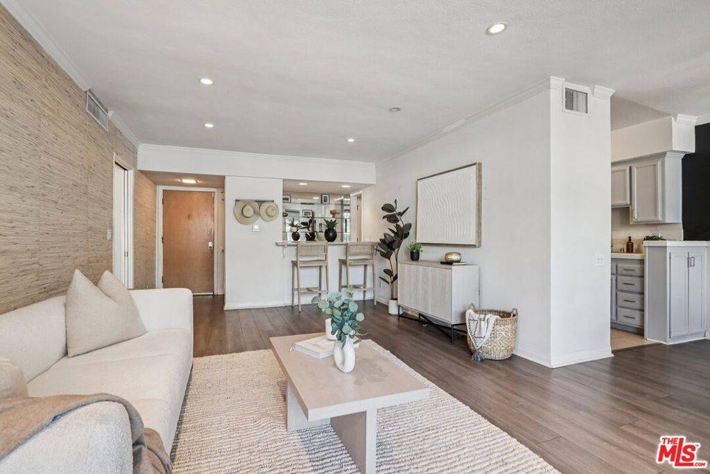 Sherman Oaks, CA 91423,4915 Tyrone AVE #102