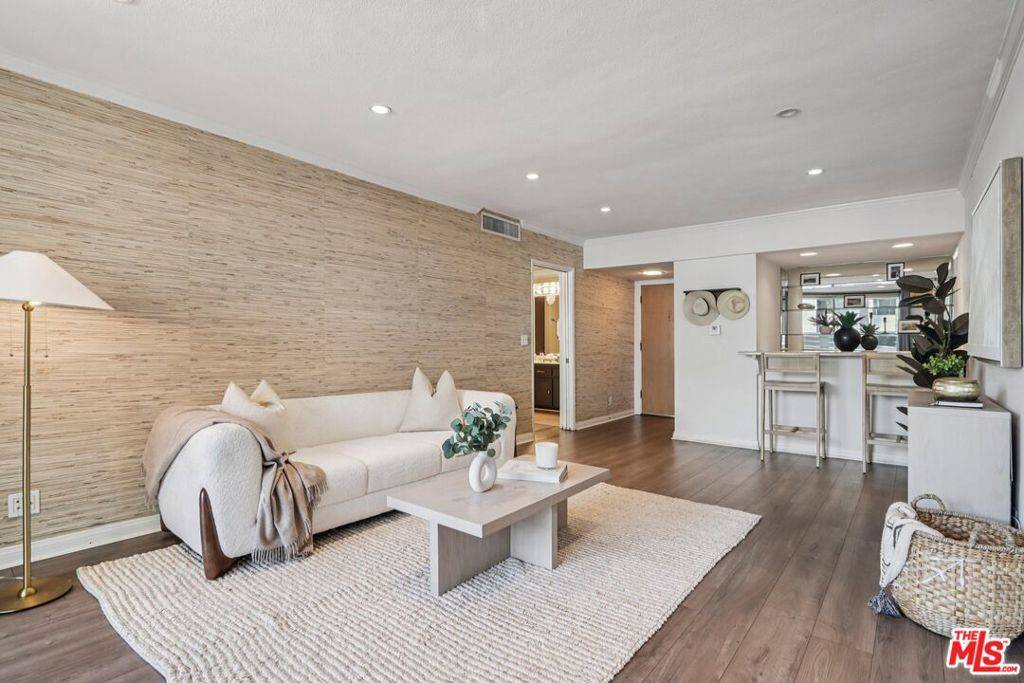 Sherman Oaks, CA 91423,4915 Tyrone AVE #102