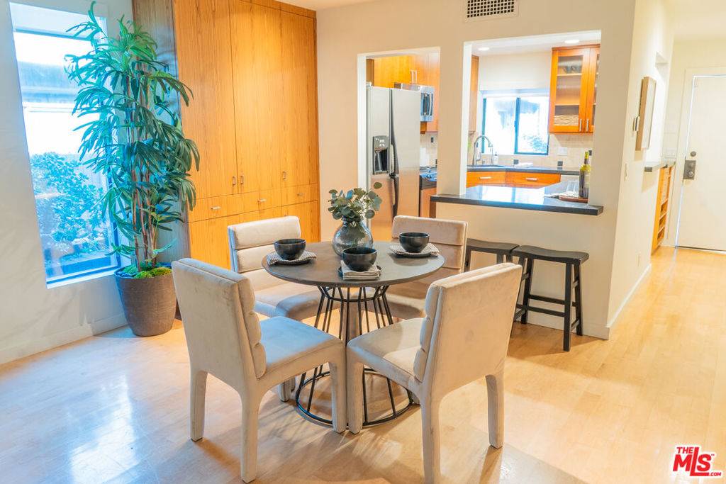 West Hollywood, CA 90069,880 Hilldale AVE #10