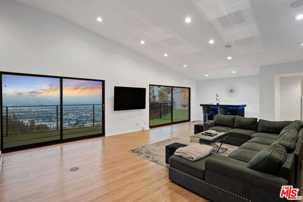Los Angeles, CA 90069,8514 Hillside AVE