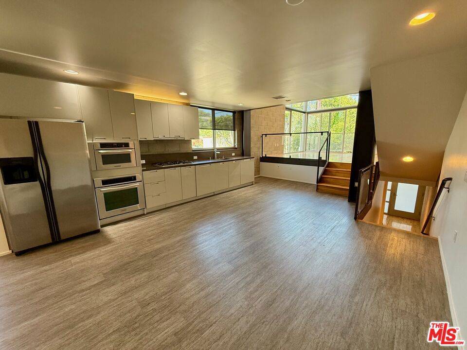 Los Angeles, CA 90004,530 N Larchmont BLVD #3