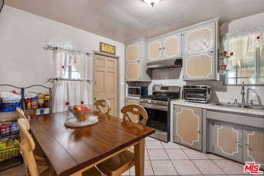 Compton, CA 90220,1127 W Arbutus ST