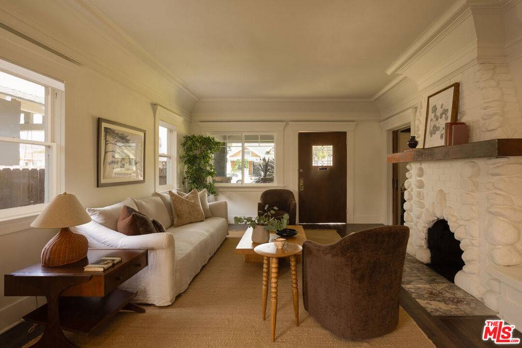 Los Angeles, CA 90018,3709 3rd AVE