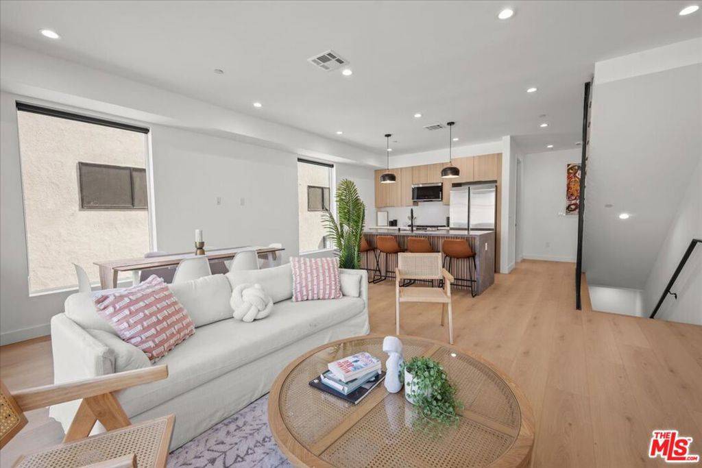 Los Angeles, CA 90038,847 N June ST
