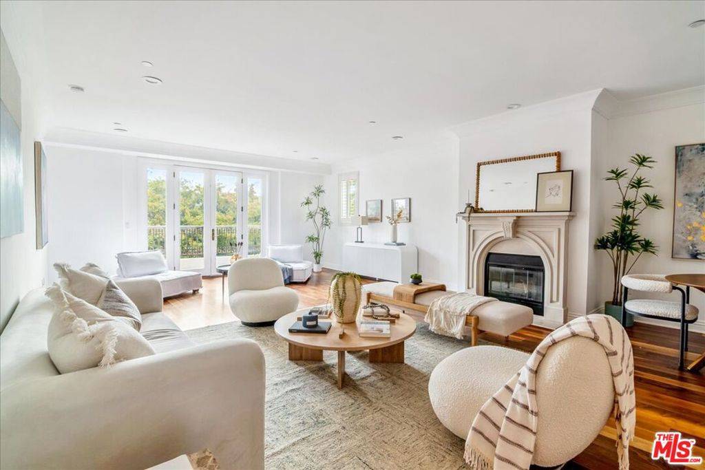 Beverly Hills, CA 90212,261 S Reeves DR #304