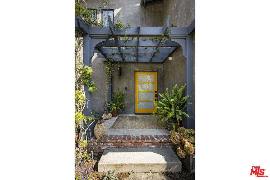 Los Angeles, CA 90068,3204 N Beachwood DR