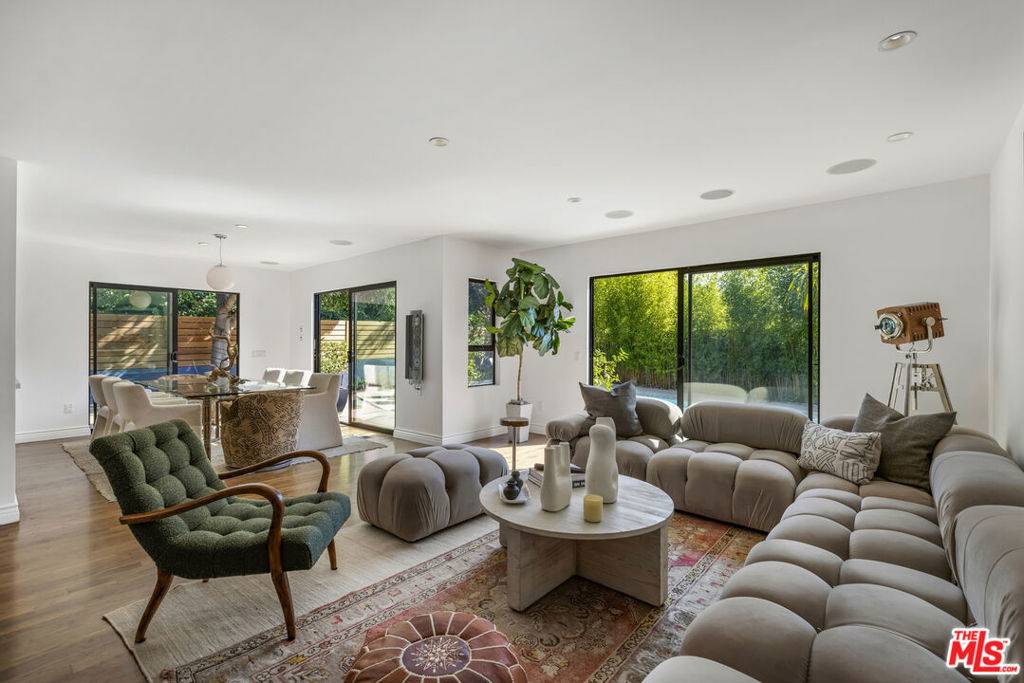 Los Angeles, CA 90068,3204 N Beachwood DR