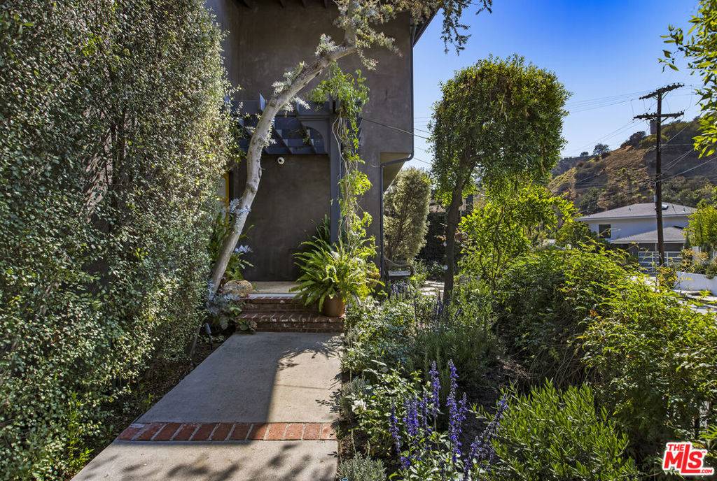 Los Angeles, CA 90068,3204 N Beachwood DR