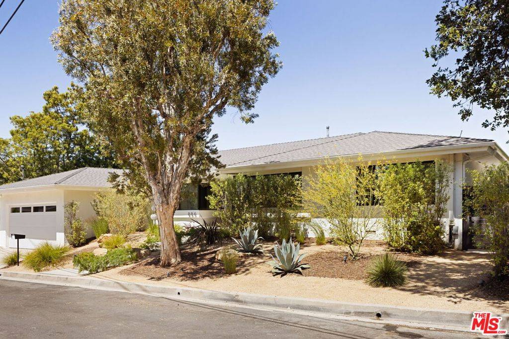 Los Angeles, CA 90049,886 Teakwood RD