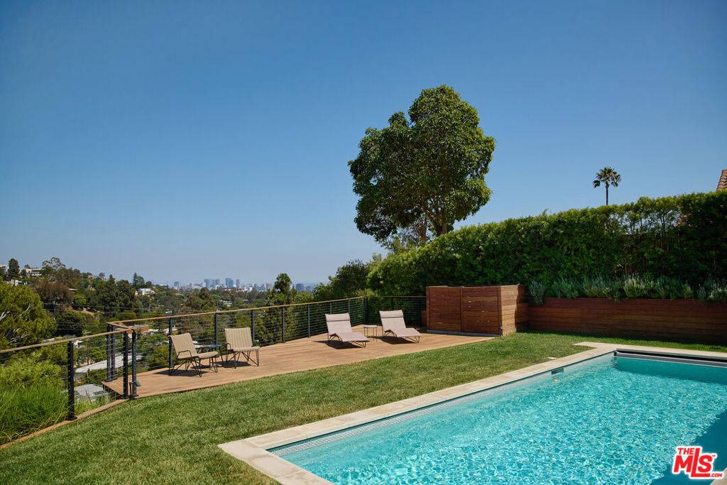 Los Angeles, CA 90049,886 Teakwood RD
