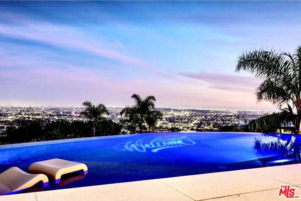 Los Angeles, CA 90069,1456 Blue Jay WAY