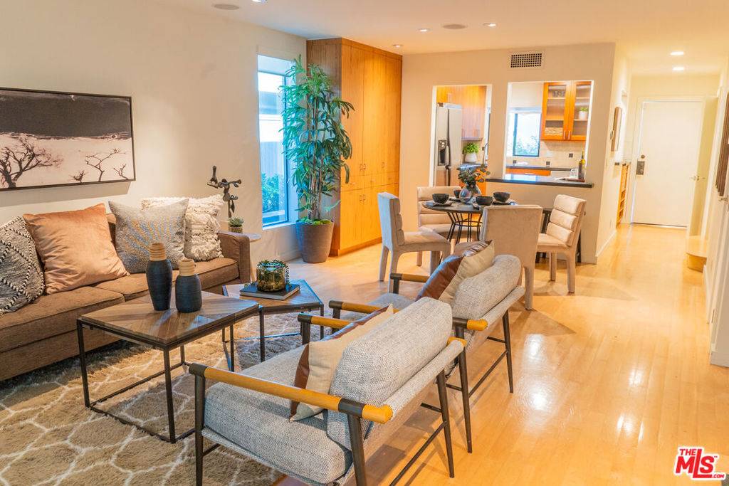 West Hollywood, CA 90069,880 Hilldale AVE #10