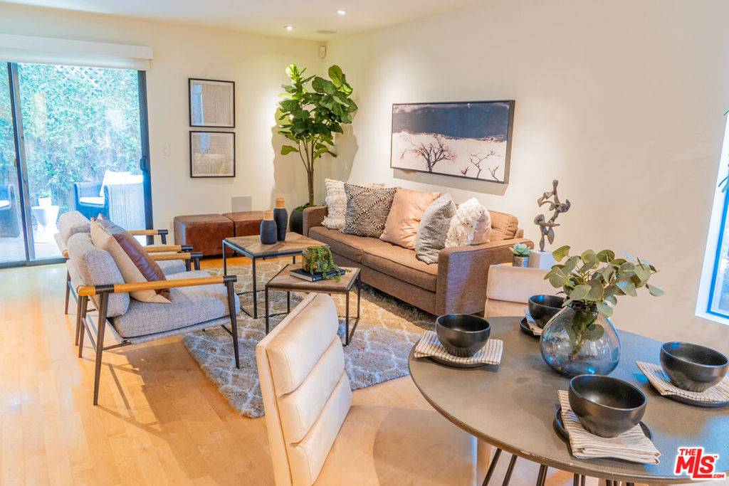 West Hollywood, CA 90069,880 Hilldale AVE #10