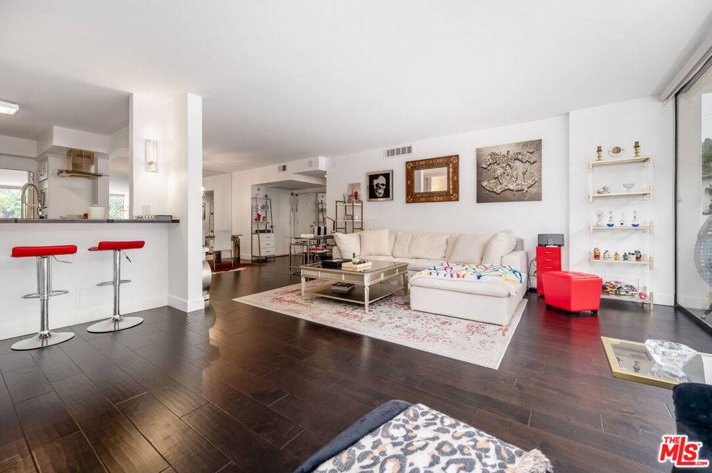 West Hollywood, CA 90069,8787 Shoreham DR #203