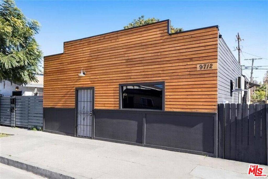 Los Angeles, CA 90003,9712 S San Pedro ST