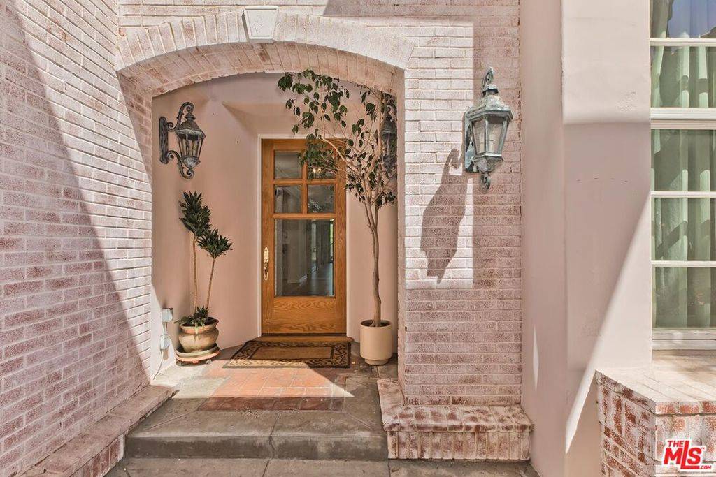 Los Angeles, CA 90049,12683 Promontory RD