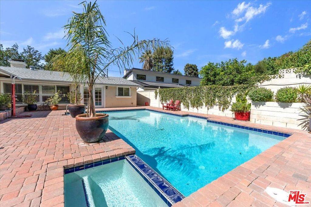 Woodland Hills, CA 91367,23264 Calvert ST