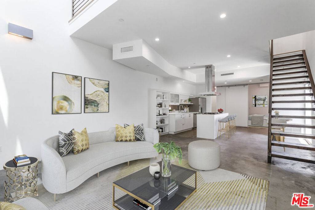 Los Angeles, CA 90038,803 Wilcox AVE #5