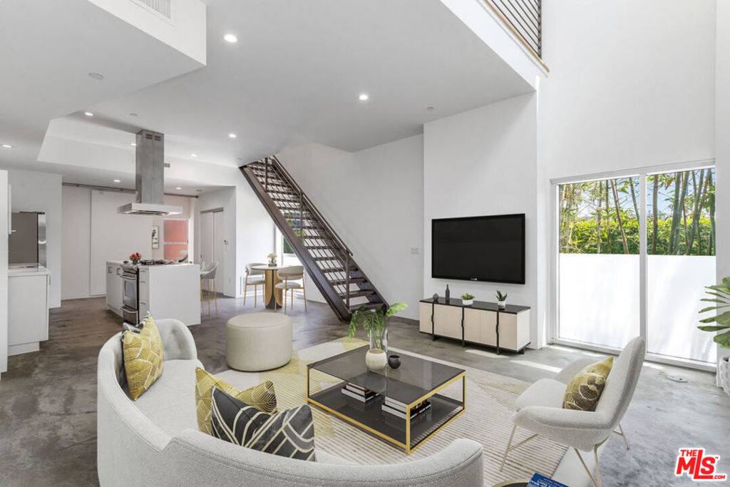 Los Angeles, CA 90038,803 Wilcox AVE #5
