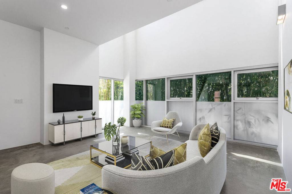 Los Angeles, CA 90038,803 Wilcox AVE #5