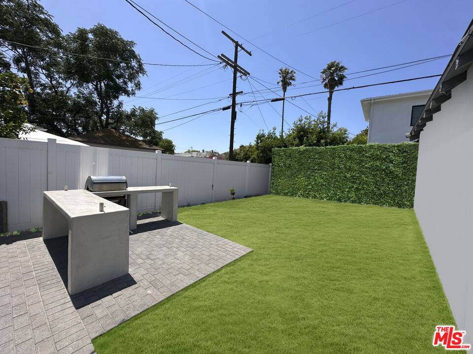 Los Angeles, CA 90034,1901 S Point View ST