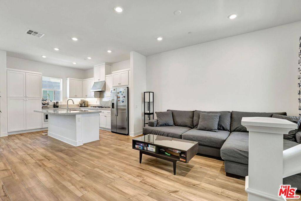 Valencia, CA 91381,27408 Horizon View LN