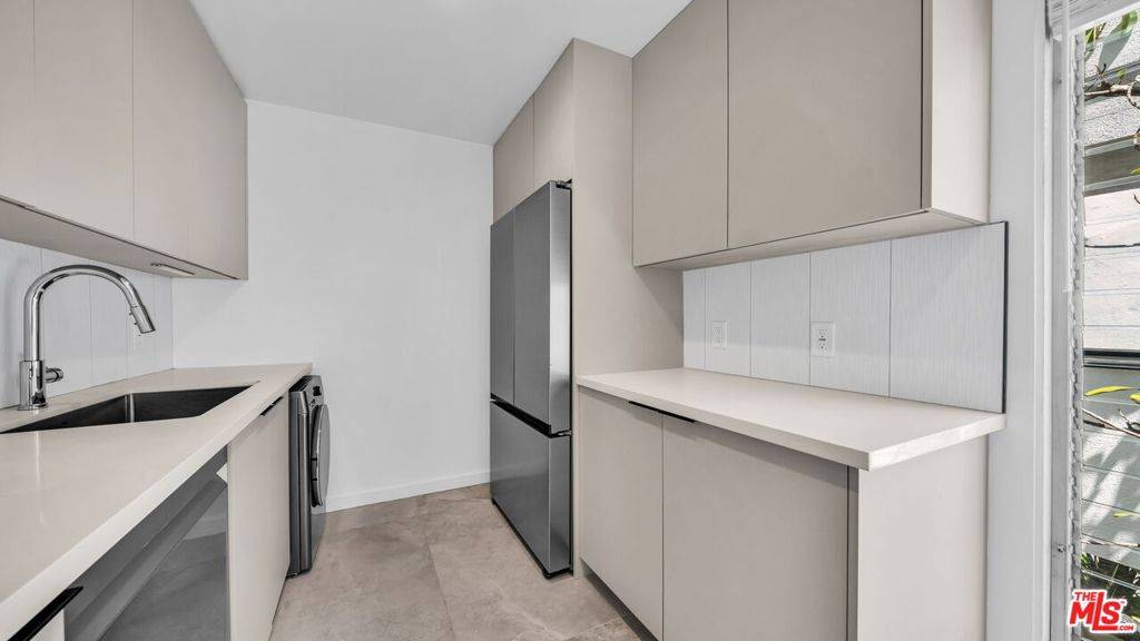 Santa Monica, CA 90402,305 San Vicente BLVD #205
