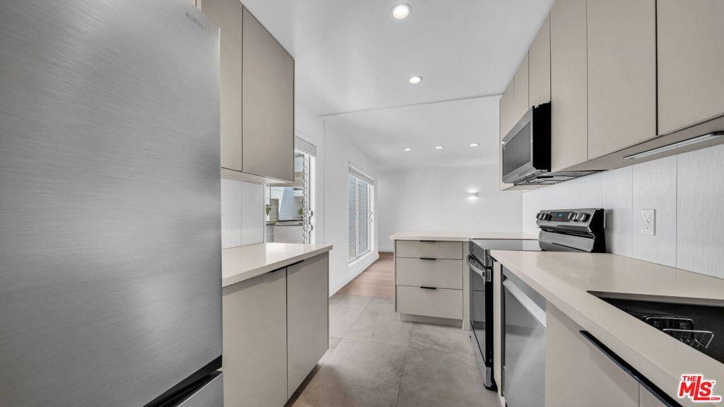Santa Monica, CA 90402,305 San Vicente BLVD #205