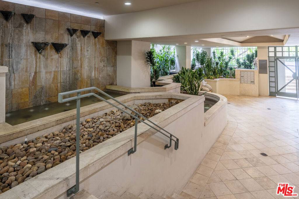 Pacific Palisades, CA 90272,15425 Antioch ST #201