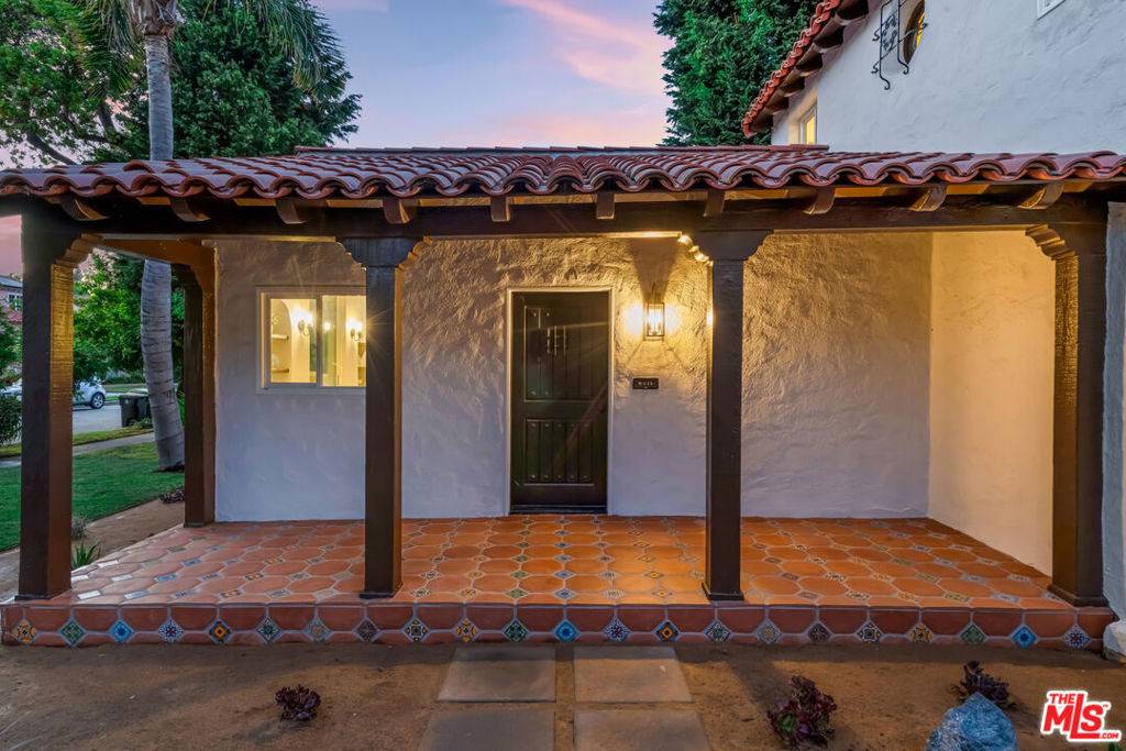 Los Angeles, CA 90008,4320 9th AVE