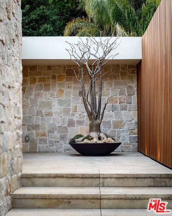 Los Angeles, CA 90069,1883 Rising Glen RD