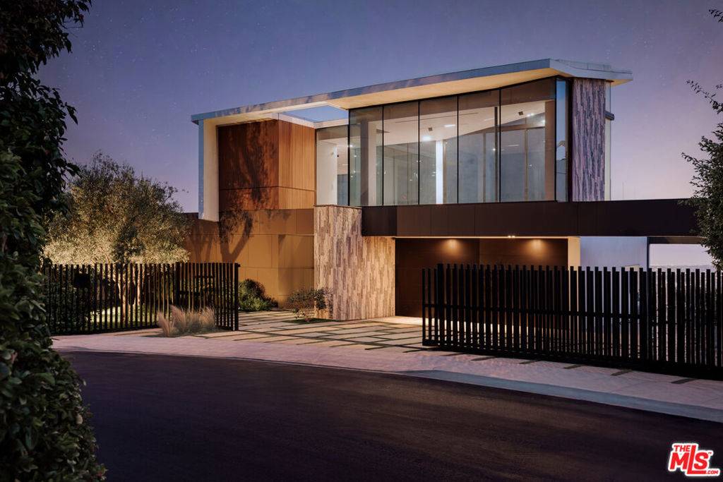 West Hollywood, CA 90069,8368 Hollywood BLVD