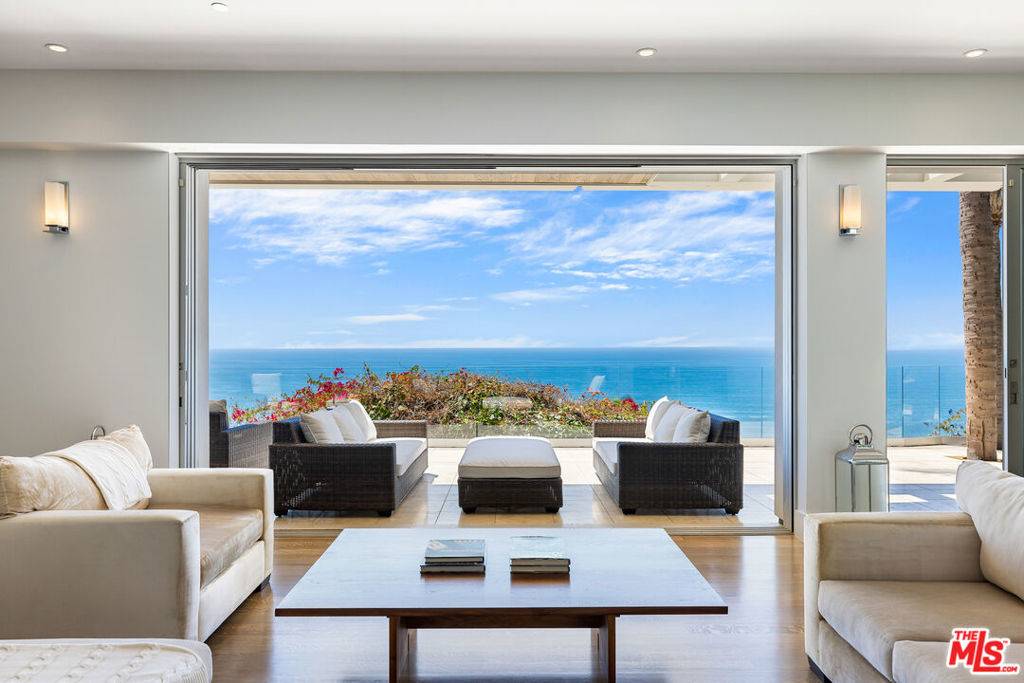 Pacific Palisades, CA 90272,200 ARNO WAY